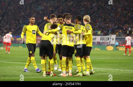 Lipsia, Germania. 6 novembre 2021. Calcio: Bundesliga, RB Leipzig - Borussia Dortmund, Matchday 11 alla Red Bull Arena. I giocatori di Dortmund festeggiano il 1:1 di Marco Reus (4° da destra). NOTA IMPORTANTE: In conformità con le norme della DFL Deutsche Fußball Liga e della DFB Deutscher Fußball-Bund, è vietato utilizzare o utilizzare fotografie scattate nello stadio e/o della partita sotto forma di immagini di sequenza e/o di serie fotografiche video-simili. Credit: Jan Woitas/dpa-Zentralbild/dpa/Alamy Live News Foto Stock