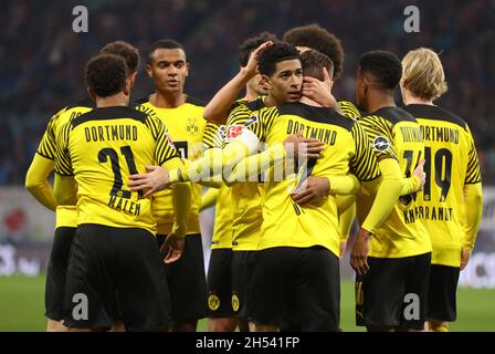 Lipsia, Germania. 6 novembre 2021. Calcio: Bundesliga, RB Leipzig - Borussia Dortmund, Matchday 11 alla Red Bull Arena. I giocatori di Dortmund festeggiano il 1:1 di Marco Reus (3° da destra). NOTA IMPORTANTE: In conformità con le norme della DFL Deutsche Fußball Liga e della DFB Deutscher Fußball-Bund, è vietato utilizzare o utilizzare fotografie scattate nello stadio e/o della partita sotto forma di immagini di sequenza e/o di serie fotografiche video-simili. Credit: Jan Woitas/dpa-Zentralbild/dpa/Alamy Live News Foto Stock