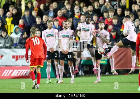 BANBURY, GBR. IL 6 NOVEMBRE Josh Gordon di Barrow blocca il colpo durante la seconda metà della partita di fa Cup tra Banbury United e Barrow al Banbury Plant Hire Community Stadium di Banbury sabato 6 novembre 2021. (Credit: John Cripps | MI News) Credit: MI News & Sport /Alamy Live News Foto Stock