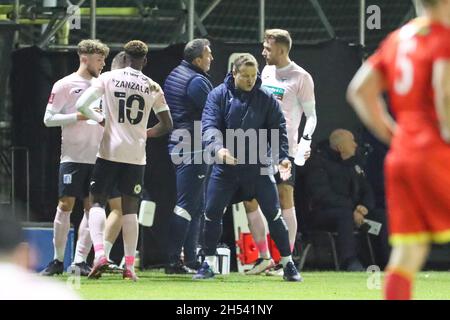 BANBURY, GBR. 6 NOVEMBRE il manager di Barrow Mark Cooper durante la seconda metà della partita di fa Cup tra Banbury United e Barrow al Banbury Plant Hire Community Stadium di Banbury sabato 6 novembre 2021. (Credit: John Cripps | MI News) Credit: MI News & Sport /Alamy Live News Foto Stock