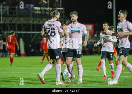 BANBURY, GBR. IL 6 NOVEMBRE Oliver Banks celebra con i compagni di squadra dopo aver segnato per Barrow, per estendere il loro vantaggio per renderlo 3 - 0 contro Banbury United, durante la partita di fa Cup tra Banbury United e Barrow al Banbury Plant Hire Community Stadium di Banbury sabato 6 novembre 2021. (Credit: John Cripps | MI News) Credit: MI News & Sport /Alamy Live News Foto Stock