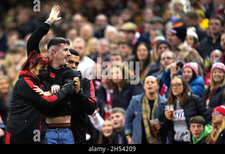 Gli steward rimuovono un fan che invade il campo durante la partita Autumn Internationals al Principality Stadium di Cardiff. Data foto: Sabato 6 novembre 2021. Vedi la storia della Pennsylvania RUGBYU Wales. Il credito fotografico deve essere: David Davies/PA Wire. RESTRIZIONI: L'uso è soggetto a restrizioni. Solo per uso editoriale, nessun uso commerciale senza previo consenso da parte del titolare dei diritti. Foto Stock