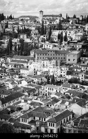 Vista in bianco e nero sulla città vecchia di Granada, Spagna. Paesaggio - paesaggio urbano Foto Stock