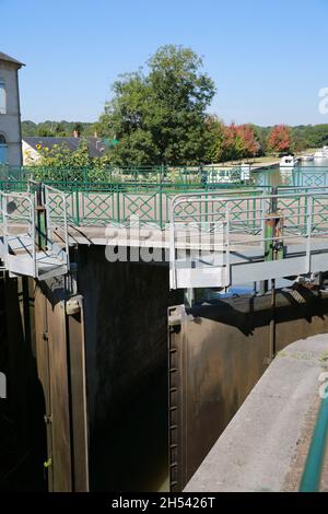 Serratura e Pont-Canal du Guetin oltre il canale laterale a la Loire, Cuffy, Cher (18), Center-Val de Loire, Francia Foto Stock