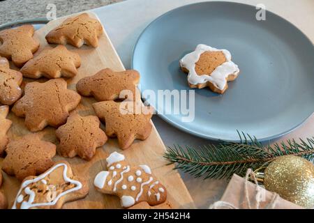 Le mani dei bambini fanno i biscotti del pan di zenzero di Capodanno su un tavolo di legno. Capodanno e Natale. Foto Stock