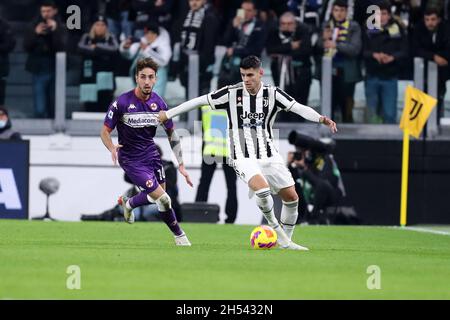 Torino, Italia. 6 novembre 2021. Alvaro Morata della Juventus FC controlla la palla durante la Serie A partita tra Juventus FC e ACF Fiorentina allo Stadio Allianz il 6 novembre 2021 a Torino. Credit: Marco Canoniero/Alamy Live News Foto Stock