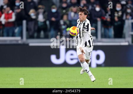 Torino, Italia. 6 novembre 2021. Luca Pellegrini della Juventus FC controlla la palla durante la Serie A partita tra Juventus FC e ACF Fiorentina allo Stadio Allianz il 6 novembre 2021 a Torino. Credit: Marco Canoniero/Alamy Live News Foto Stock
