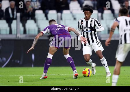 Torino, Italia. 6 novembre 2021. Juan Cuadrado della Juventus FC controlla la palla durante la Serie A partita tra Juventus FC e ACF Fiorentina allo Stadio Allianz il 6 novembre 2021 a Torino. Credit: Marco Canoniero/Alamy Live News Foto Stock