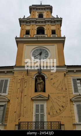 La Torre Civica del Palazzo del Governatore nel centro di Parma con l'orologio, la statua della Vergine incoronata e le meridiane, Emilia-Romagna Foto Stock