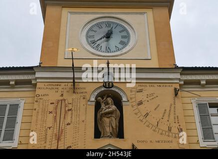 La Torre Civica del Palazzo del Governatore nel centro di Parma con l'orologio, la statua della Vergine incoronata e le meridiane, Emilia-Romagna Foto Stock