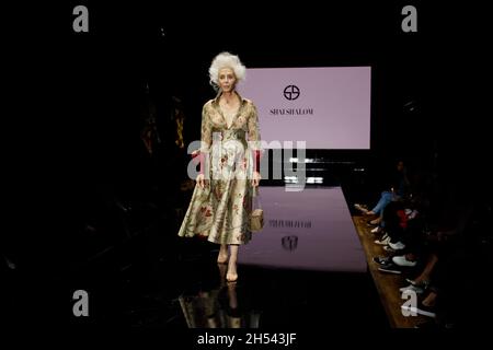 Kornit Fashion Show 2021 Los Angeles - Designer Shai Shalom. I modelli camminano passerella ad uno schermo rosa con il logo del progettista. Gust attrice Linda Gray Passeggiate Foto Stock