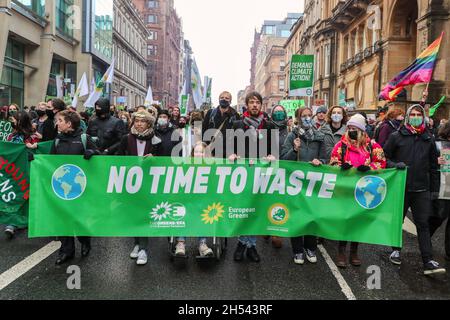 Glasgow, Regno Unito. 6 novembre 2021. Nonostante le intemperie e le forti piogge, si stima che 100,000 persone abbiano partecipato a una marcia internazionale attraverso il centro di Glasgow a sostegno del cambiamento climatico durante la conferenza Cop 26. Questa era una delle numerose marche simili organizzate in tutto il Regno Unito. Credit: Findlay/Alamy Live News Foto Stock