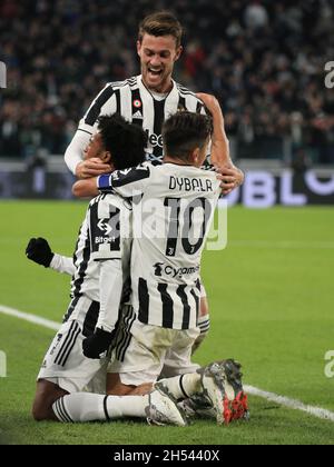 Stadio Allianz, Torino, Italia, 06 novembre 2021, Juan Guillermo Cuadrado bello (Juventus FC) festeggia il traguardo con Paulo Dybala (Juventus FC) e Daniele Rugani (Juventus FC) durante la Juventus FC vs ACF Fiorentina - Calcio serie a italiana Foto Stock