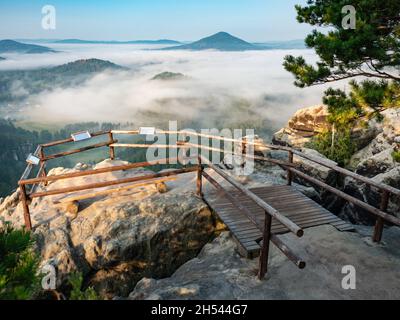 Piattaforma turistica con mappa incisa sulla roccia di Vilamina. Punto di vista popolare sopra il paesaggio forestale della Boemia Parco nazionale della Svizzera a nord di C Foto Stock