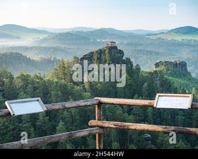 Piattaforma turistica con mappa incisa sulla roccia di Vilamina. Punto di vista popolare sopra il paesaggio forestale della Boemia Parco nazionale della Svizzera a nord di C Foto Stock