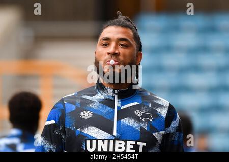 LONDRA, GBR. 6 NOVEMBRE Colin Kazim-Richards della Derby County durante la partita Sky Bet Championship tra Millwall e Derby County al Den, Londra sabato 6 novembre 2021. (Credit: Ivan Yordanov | MI News) Credit: MI News & Sport /Alamy Live News Foto Stock