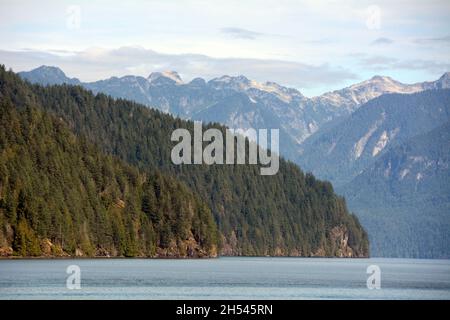 Pitt Lake, uno dei più grandi laghi di marea del mondo, e le montagne della catena Garibaldi, vicino a Pitt Meadows, British Columbia, Canada. Foto Stock