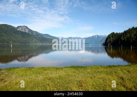 Pitt Lake, uno dei più grandi laghi di marea del mondo, e le montagne della catena Garibaldi, vicino a Pitt Meadows, British Columbia, Canada. Foto Stock