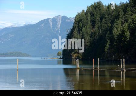 Pitt Lake, uno dei più grandi laghi di marea del mondo, e le montagne della catena Garibaldi, vicino a Pitt Meadows, British Columbia, Canada. Foto Stock