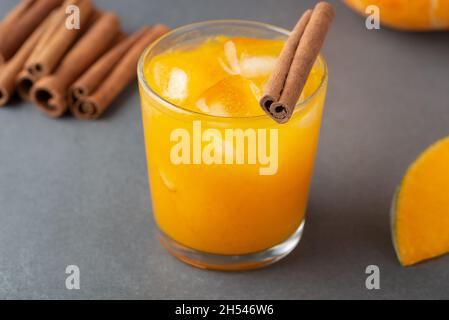 Boozy rinfrescante zucca Spice Bourbon Smash con cannella Foto Stock