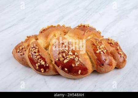 Pane intrecciato di Pasqua. La brioche è una pasticceria di origine francese simile ad un pane altamente arricchito, il cui alto contenuto di uova e burro gli conferisce un Foto Stock