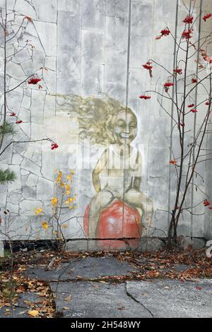 Graffiti nella città fantasma di Pripyat nella zona di esclusione di Chernobyl Foto Stock