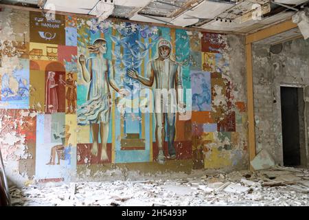 Opere sovietiche raffiguranti cosmonauti all'interno dell'edificio in rovina dell'Ufficio postale di Pripyat Foto Stock