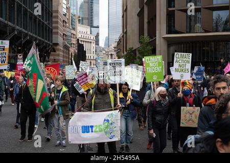 Londra, Regno Unito. 6 novembre 2021. I manifestanti marciano verso Trafalgar Square durante la Giornata di protesta durante la COP26 del 6 novembre 2021. Credit: One Up Top Editorial Images/Alamy Live News Foto Stock