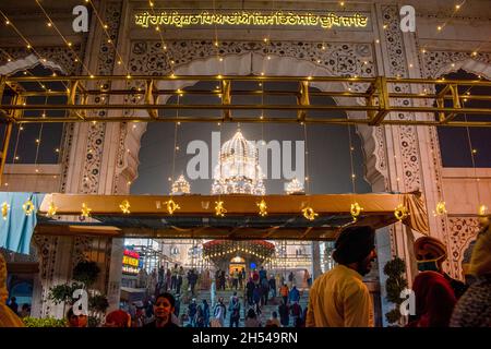 New Delhi, India. 4 novembre 2021. La gente celebra il festival di luce Diwali nel Gurudwara Bangla Sahib uno dei più importanti gurdwara Sikh, a Delhi, India il 4 novembre 2021. (Foto di Mohsin Javed/Pacific Press/Sipa USA) Credit: Sipa USA/Alamy Live News Foto Stock