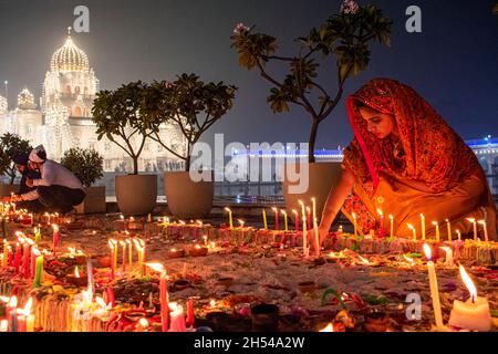 New Delhi, India. 4 novembre 2021. La gente celebra il festival di luce Diwali nel Gurudwara Bangla Sahib uno dei più importanti gurdwara Sikh, a Delhi, India il 4 novembre 2021. (Foto di Mohsin Javed/Pacific Press/Sipa USA) Credit: Sipa USA/Alamy Live News Foto Stock