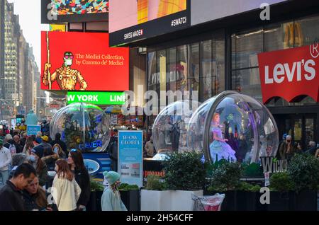 Times Square di New York ha svelato quattro giganteschi globi di neve ispirati ad alcuni dei musical più popolari di Broadway. Foto Stock