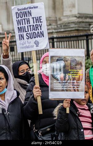 Londra, Inghilterra, Regno Unito. 6 novembre 2021. National Gallery, Trafalgar Square, Londra, Regno Unito, 6 novembre, 2021. Una manifestazione pacifica contro il colpo di stato militare in Sudan. Il leader del colpo di stato, il generale Abdel Fattah al-Burhan,Â, ha messo in pericolo la posizione internazionale del Sudan, la riduzione del debito e gli aiuti internazionali e ha messo in pericolo la pace nel Darfur e nei monti Nuba. (Credit Image: © Sabrina Merolla/ZUMA Press Wire) Foto Stock