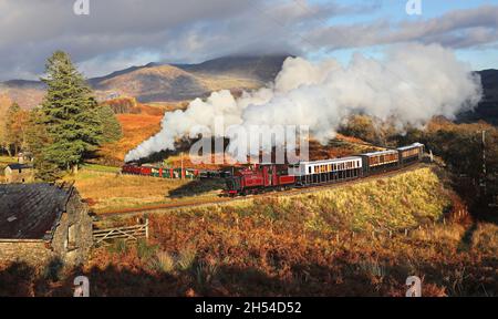 'Prince' si allontana da Dduallt verso Blaenau mentre 'Palmerston' arriva il 2.11.21 Foto Stock