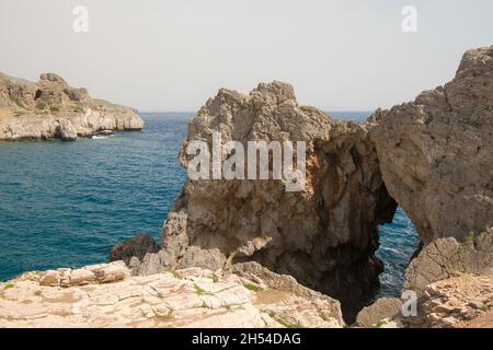 Vista su una gola tra due rocce sulla costa mediterranea nel sud di Creta, Grecia Foto Stock
