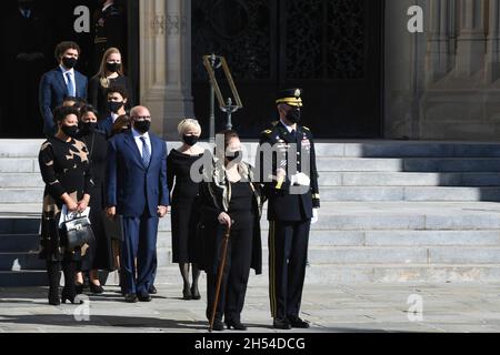 Washington, Stati Uniti. 05 novembre 2021. Allan Pepin, a destra, scorts Alma Powell, moglie dell'ex Segretario di Stato degli Stati Uniti Colin Powell durante il suo servizio funebre alla Cattedrale Nazionale di Washington, 5 novembre 2021 a Washington, DC Credit: CPL. Xaviera Masline/U.S.A. Army/Alamy Live News Foto Stock