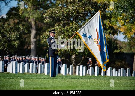 Arlington, Stati Uniti. 05 novembre 2021. Un portatore di colore dell'Esercito Vecchio della Guardia degli Stati Uniti porta il Presidente della bandiera dei Capi congiunti in onore dell'ex Presidente dei Capi congiunti e Segretario di Stato Gen. Colin Powell durante il funerale pieno degli onori al cimitero nazionale di Arlington, 5 novembre 2021 ad Arlington, Virginia. Credit: Elizabeth Fraser/DOD Photo/Alamy Live News Foto Stock