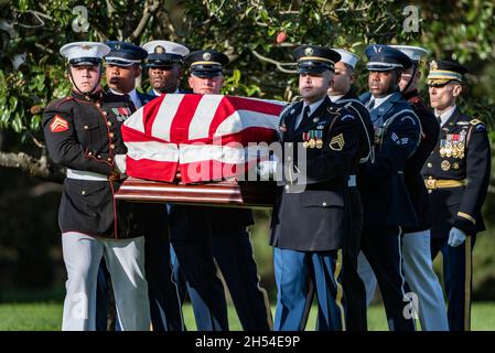 Arlington, Stati Uniti. 05 novembre 2021. La Guardia d'onore delle forze Armate degli Stati Uniti porta la bandiera drapped casket durante il servizio funerale dell'ex Segretario di Stato degli Stati Uniti Gen. Colin Powell al cimitero nazionale di Arlington, 5 novembre 2021 ad Arlington, Virginia. Credit: Elizabeth Fraser/DOD Photo/Alamy Live News Foto Stock