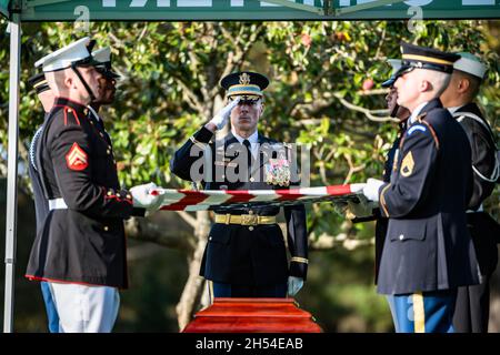 Arlington, Stati Uniti. 05 novembre 2021. La Guardia d'onore delle forze Armate degli Stati Uniti piegò la bandiera durante il servizio funebre dell'ex Segretario di Stato degli Stati Uniti Gen. Colin Powell al cimitero nazionale di Arlington, 5 novembre 2021 ad Arlington, Virginia. Credit: Elizabeth Fraser/DOD Photo/Alamy Live News Foto Stock