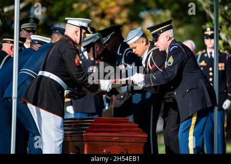 Arlington, Stati Uniti. 05 novembre 2021. La Guardia d'onore delle forze Armate degli Stati Uniti piegò la bandiera durante il servizio funebre dell'ex Segretario di Stato degli Stati Uniti Gen. Colin Powell al cimitero nazionale di Arlington, 5 novembre 2021 ad Arlington, Virginia. Credit: Elizabeth Fraser/DOD Photo/Alamy Live News Foto Stock