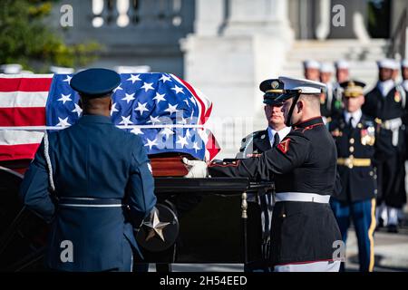 Arlington, Stati Uniti. 05 novembre 2021. La Guardia d'onore delle forze Armate degli Stati Uniti porta la bandiera drapped casket durante il servizio funerale dell'ex Segretario di Stato degli Stati Uniti Gen. Colin Powell al cimitero nazionale di Arlington, 5 novembre 2021 ad Arlington, Virginia. Credit: Elizabeth Fraser/DOD Photo/Alamy Live News Foto Stock