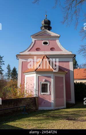 Lato posteriore della chiesa della chiesa cattolica romana di San Martino in Zbečno, Czechia, recentemente ristrutturato, con iscrizioni in latino. Foto Stock