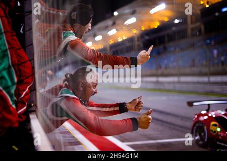 51 Pier Guidi Alessandro (ita), Calado James (gbr), AF Corse, Ferrari 488 GTE Evo, Action Mechanic, mecanicien durante la 8 ore del Bahrain, 6° round del FIA World Endurance Championship 2021, FIA WEC, sul circuito Internazionale del Bahrain, dal 4 al 6 novembre 2021 a Sakhir, Bahrain - Foto: Joao Filipe/DPPI/LiveMedia Foto Stock