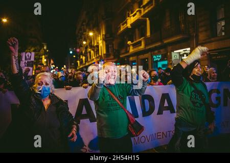 Barcellona, Spagna. 6 novembre 2021. Gli attivisti urlano slogan mentre protestano contro l'aumento dei prezzi dell'energia spingendo l'inflazione spagnola a 29 anni alto credito: Matthias Oesterle/Alamy Live News Foto Stock