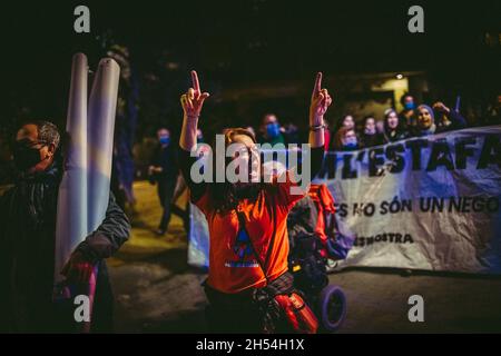 Barcellona, Spagna. 6 novembre 2021. Gli attivisti urlano slogan mentre protestano contro l'aumento dei prezzi dell'energia spingendo l'inflazione spagnola a 29 anni alto credito: Matthias Oesterle/Alamy Live News Foto Stock