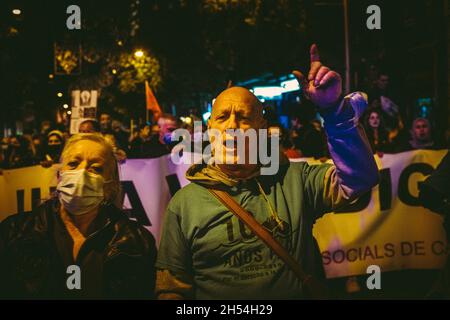 Barcellona, Spagna. 6 novembre 2021. Gli attivisti urlano slogan mentre protestano contro l'aumento dei prezzi dell'energia spingendo l'inflazione spagnola a 29 anni alto credito: Matthias Oesterle/Alamy Live News Foto Stock