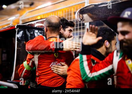 51 Pier Guidi Alessandro (ita), Calado James (gbr), AF Corse, Ferrari 488 GTE Evo, Action Mechanic, mecanicien durante la 8 ore del Bahrain, 6° round del FIA World Endurance Championship 2021, FIA WEC, sul circuito Internazionale del Bahrain, dal 4 al 6 novembre 2021 a Sakhir, Bahrain - Foto: Joao Filipe/DPPI/LiveMedia Foto Stock