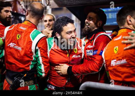 51 Pier Guidi Alessandro (ita), Calado James (gbr), AF Corse, Ferrari 488 GTE Evo, Action Mechanic, mecanicien durante la 8 ore del Bahrain, 6° round del FIA World Endurance Championship 2021, FIA WEC, sul circuito Internazionale del Bahrain, dal 4 al 6 novembre 2021 a Sakhir, Bahrain - Foto: Joao Filipe/DPPI/LiveMedia Foto Stock