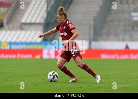 Essen, Germania. 31 ottobre 2021. Essen, Germania, 6 novembre 202 Linda Dallmann (10 FC Bayern Monaco) durante la partita Frauen Bundesliga tra SGS Essen e FC Bayern Muenchen allo Stadion Essen in Germania. Sven Beyrich/SPP Credit: SPP Sport Press Photo. /Alamy Live News Foto Stock