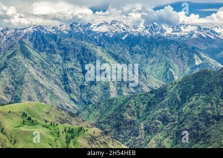 Sette demoni montagne in Idaho sopra Hells Canyon visto dal hat point road vicino a imnaha, Oregon Foto Stock