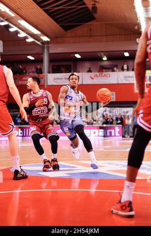 Giessen, Germania. 6 novembre 2021. Osthalle, GIESSEN, GERMANY Shorts, T. J. ( 0 Crailsheim ) durante il gioco easyCredit Basketball Bundesliga tra Giessen 46ers e Hakro Merlins Crailsheim a Osthalle in Giessen. EasyCredit Basketball Bundesliga Julia Kneissl/ SPP credito: SPP Sport Press Foto. /Alamy Live News Foto Stock